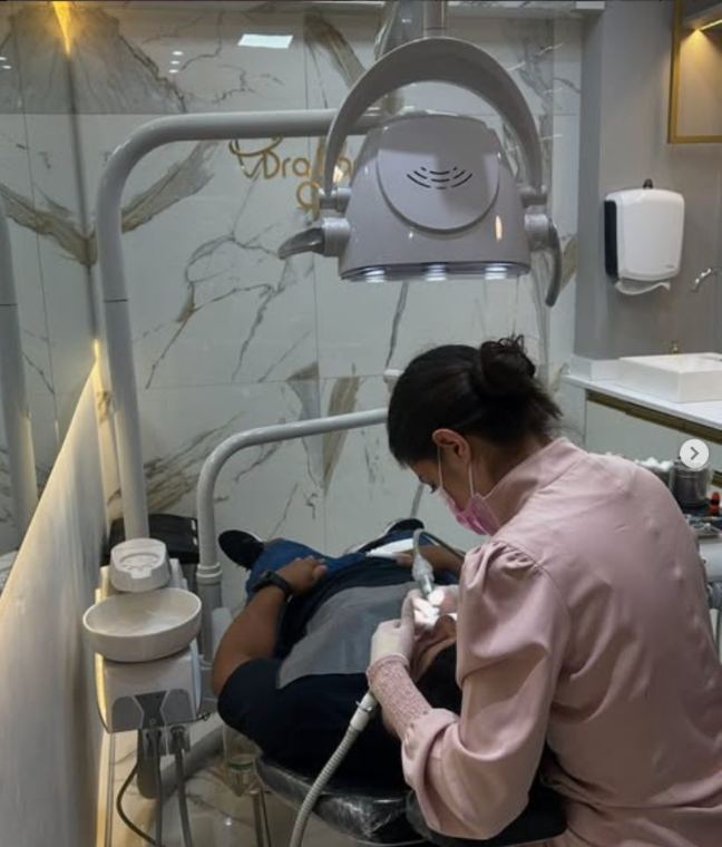 Adulto com ansiedade sendo atendido com tranquilidade no consultório odontológico em Guarulhos