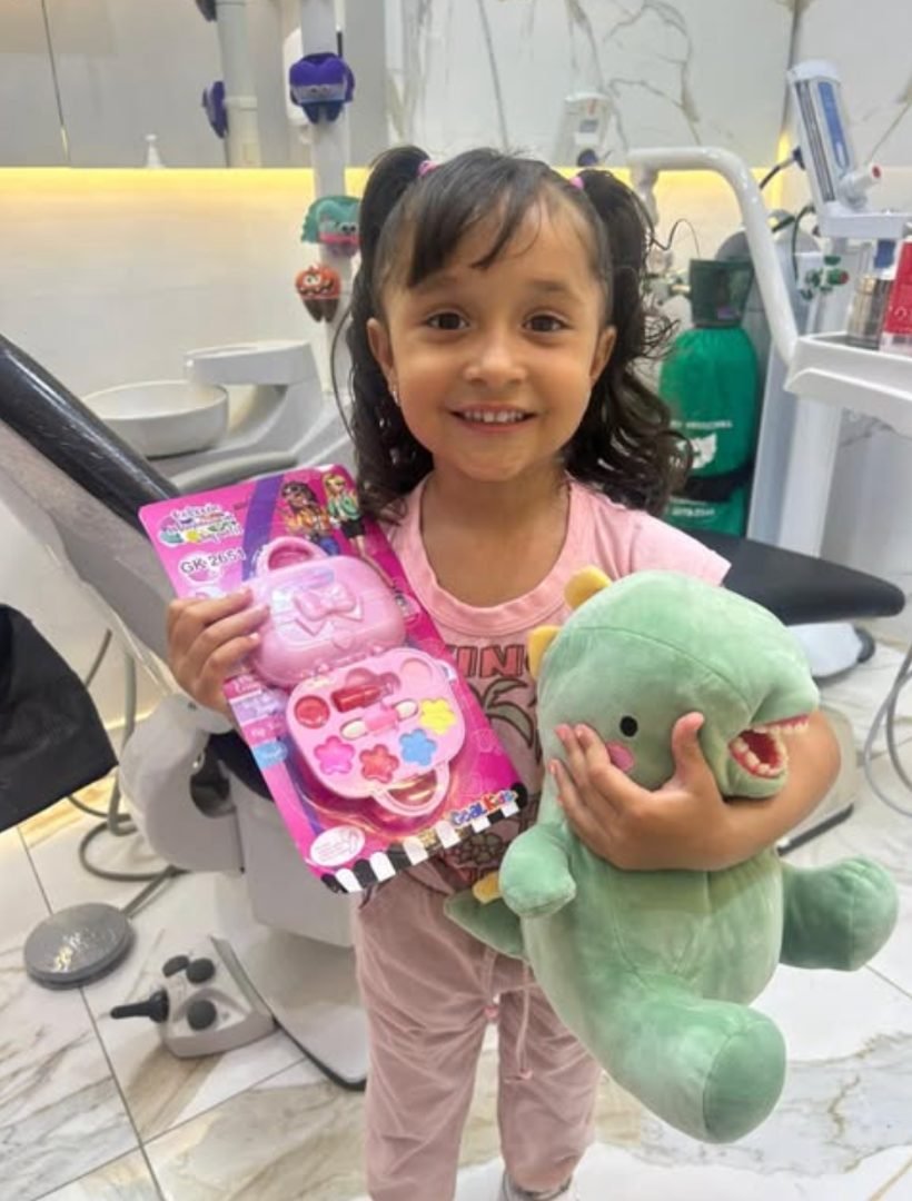 Criança sorrindo no consultório